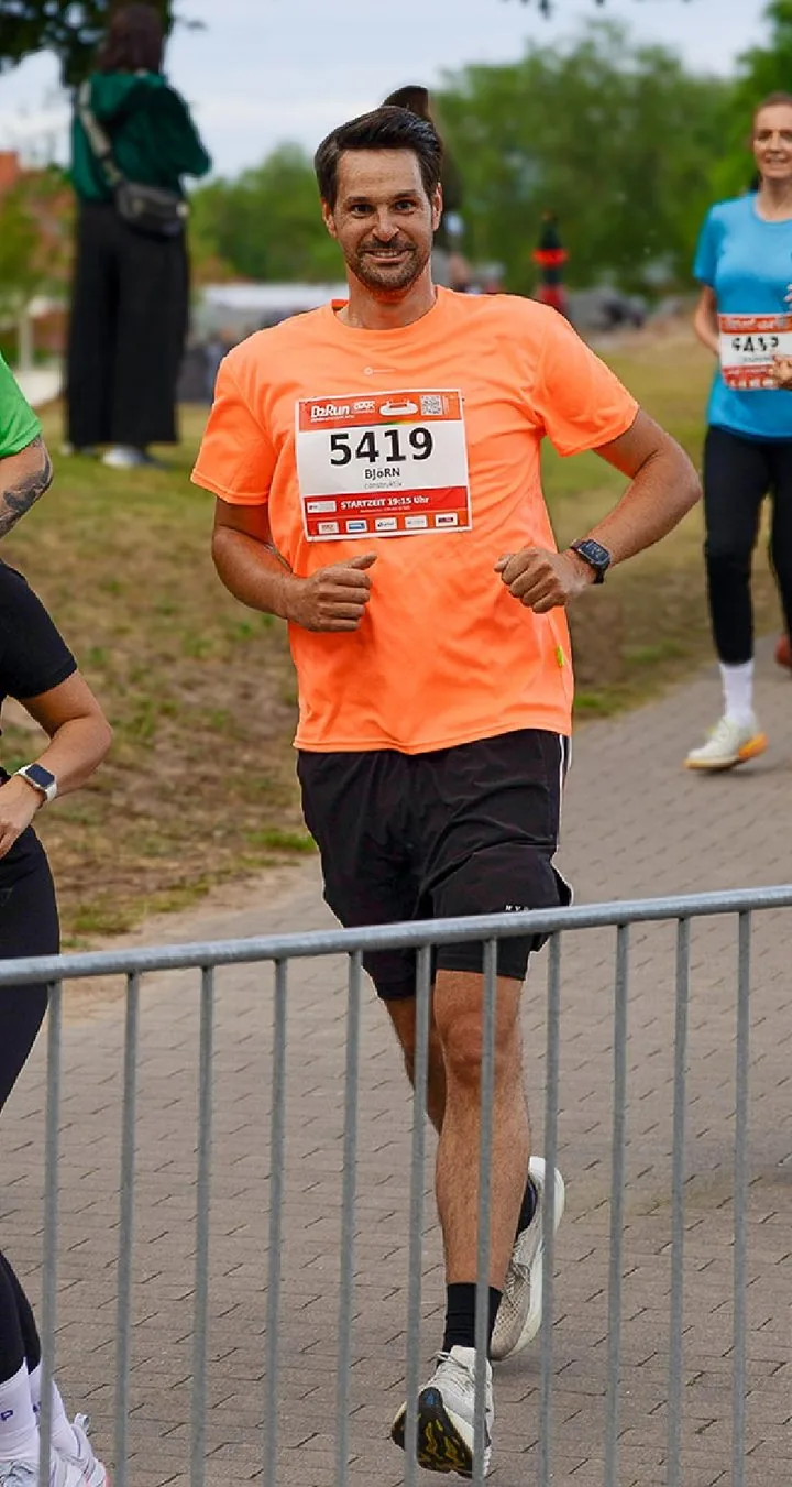 Björn Schneider running at the B2Run Bremen 2026